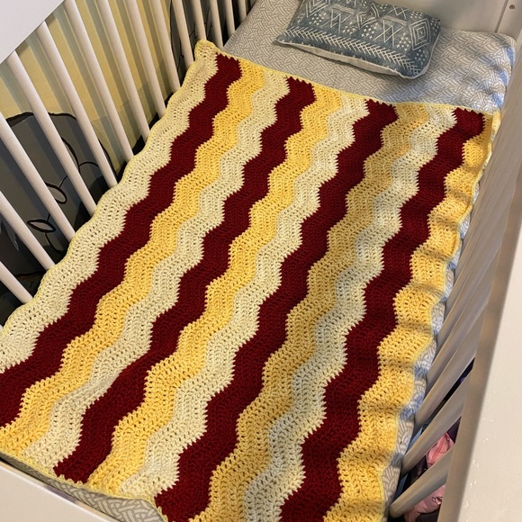 Hand knitted blanket - Picture 4 of 4